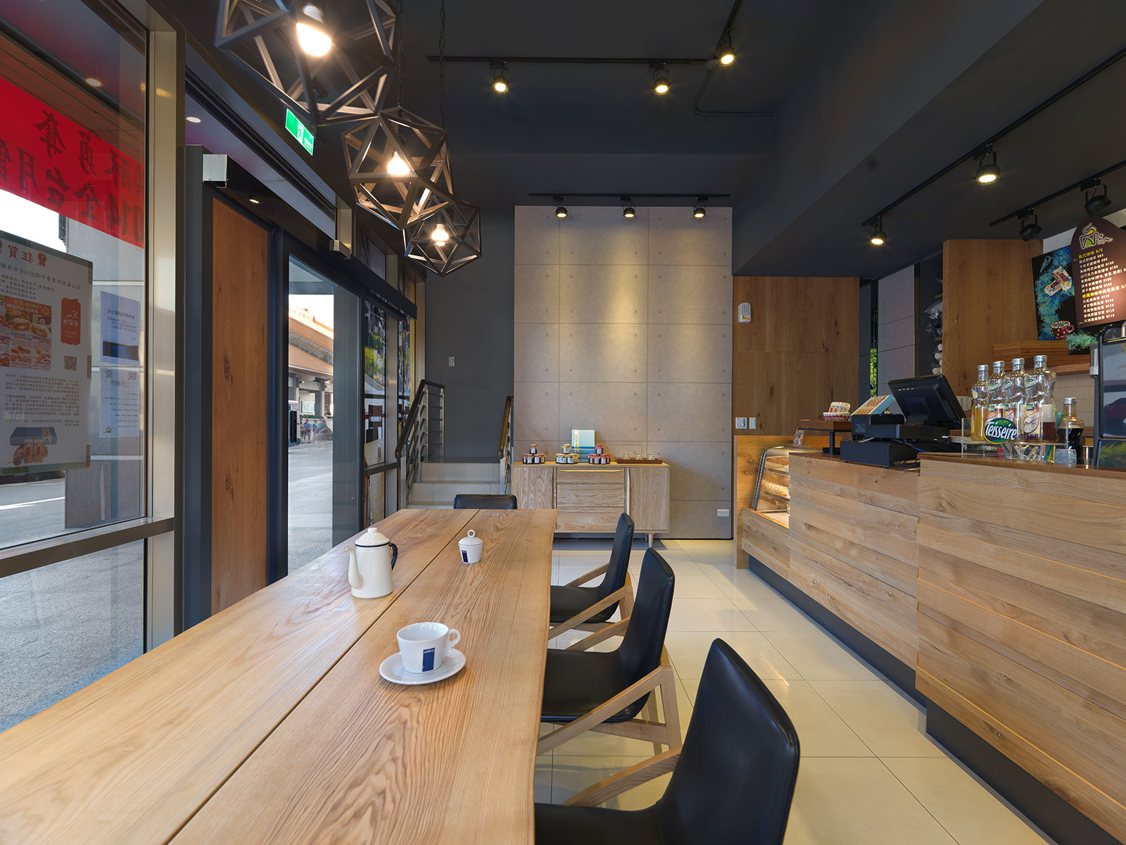 關渡烘焙咖啡廳：用餐區、櫃台
