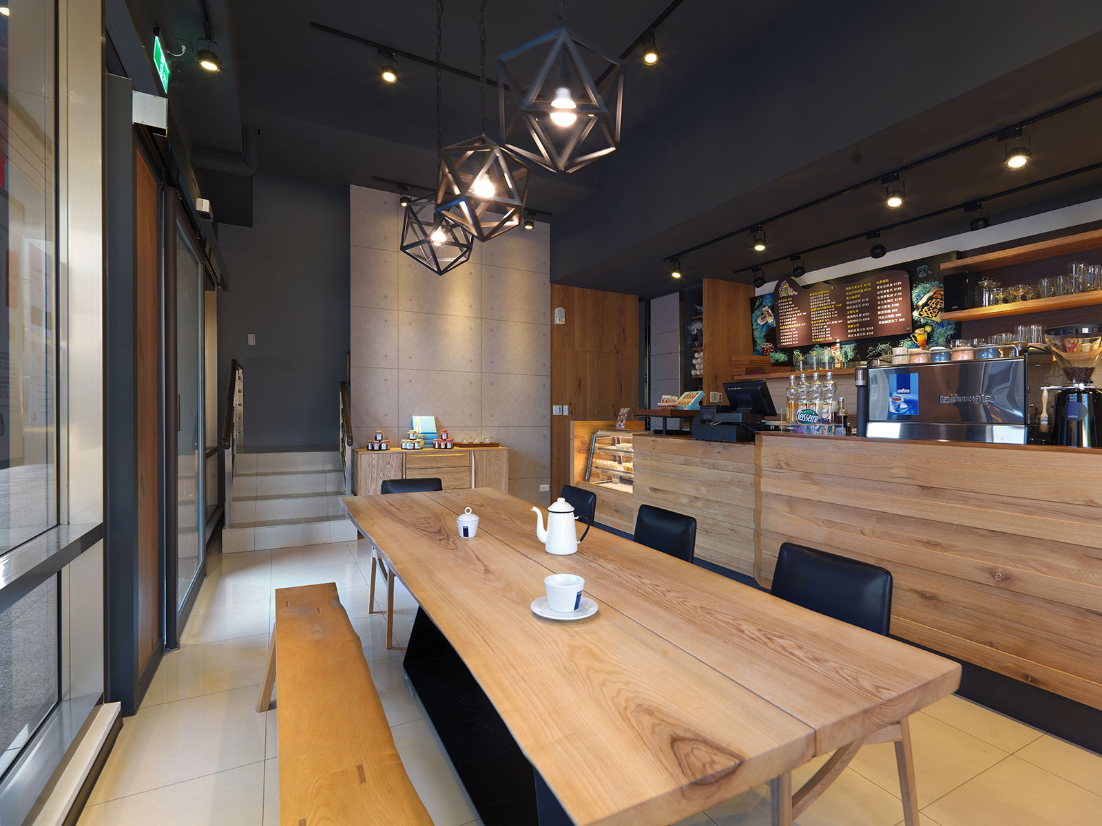 關渡烘焙咖啡廳：用餐區、櫃台
