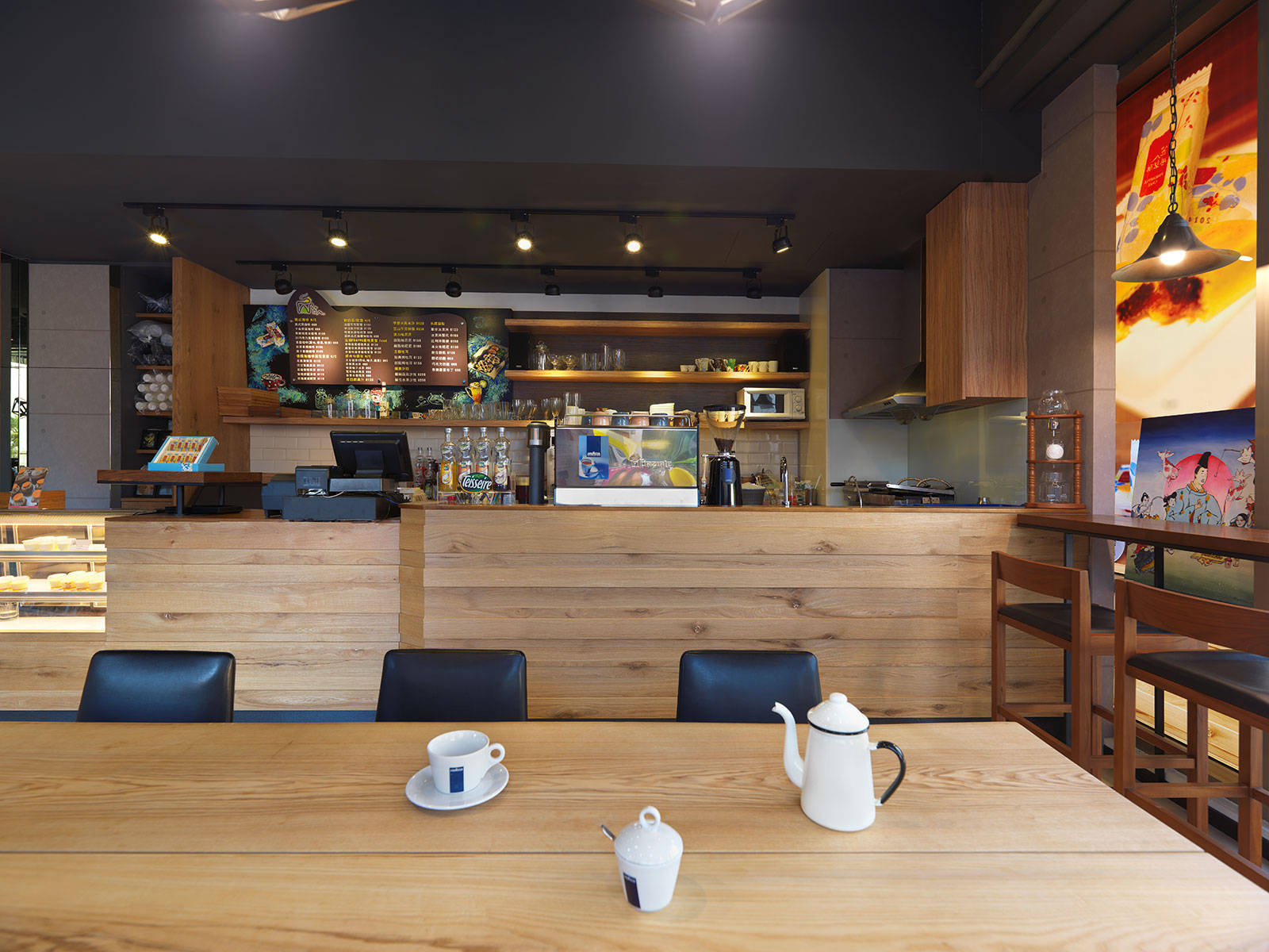 關渡烘焙咖啡廳：用餐區、櫃台