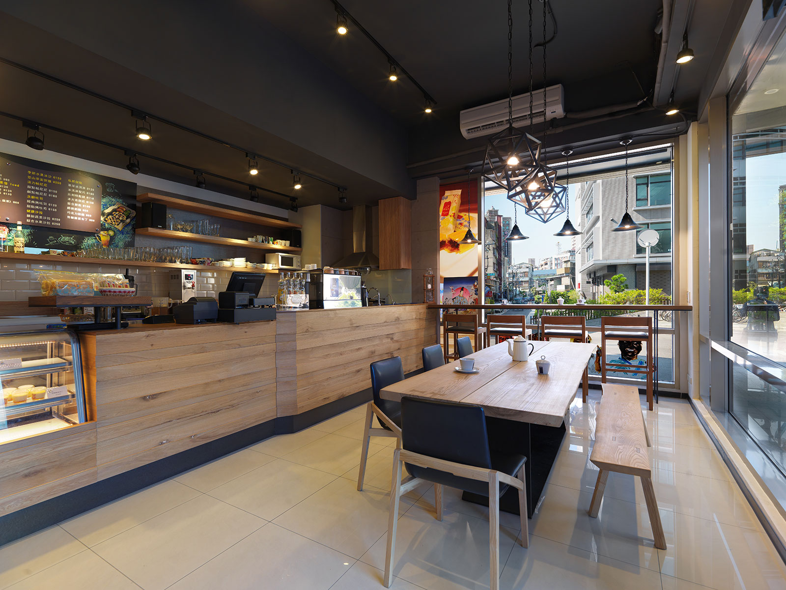 關渡烘焙咖啡廳：用餐區、櫃台
