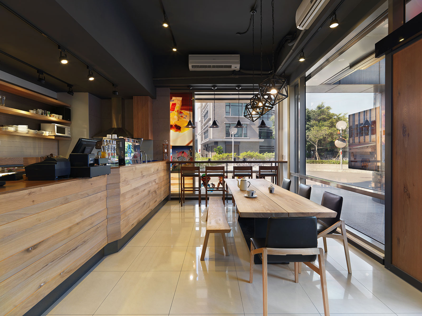 關渡烘焙咖啡廳：用餐區、櫃台